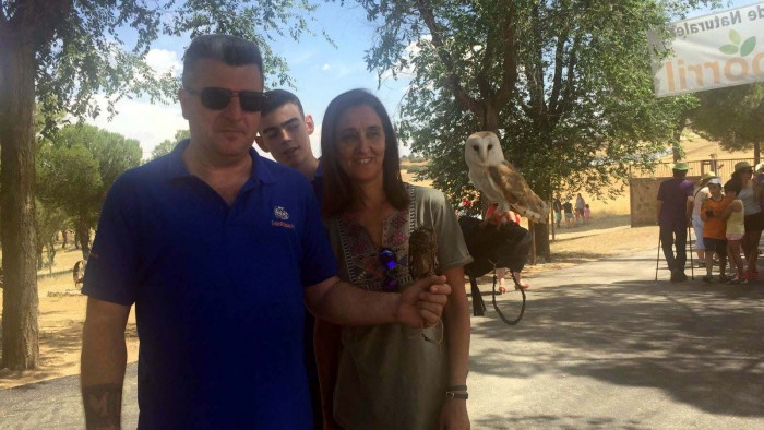 Flora Bellón con los monitores de la exhibición de aves rapaces