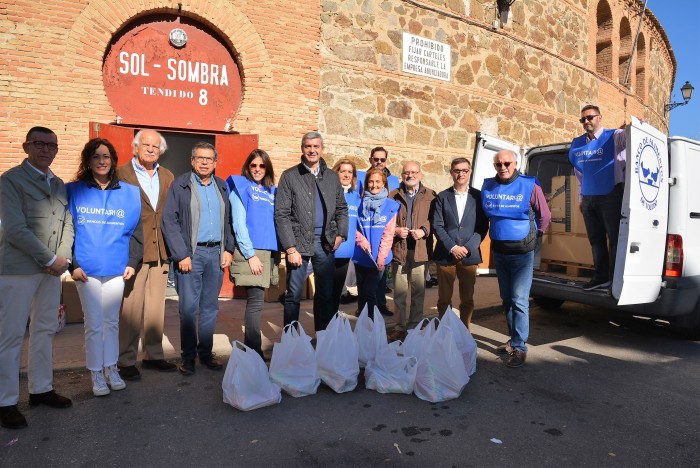 Imagen de Álvaro Gutiérrez con voluntarios del Banco de Alimentos