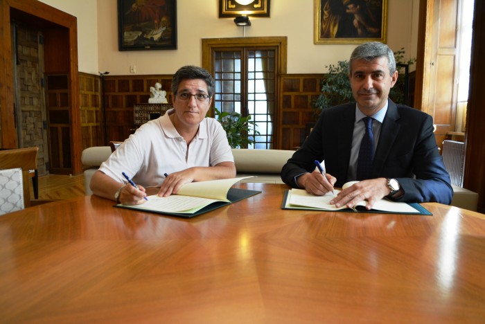 Imagen de Álvaro Gutiérrez y Mª Ángeles Lumbreras firman el convenio de apoyo a personas con discapacidad