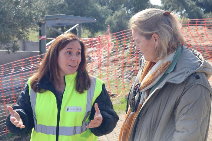 Imagen de Marina García supervisando el hábitat del lince