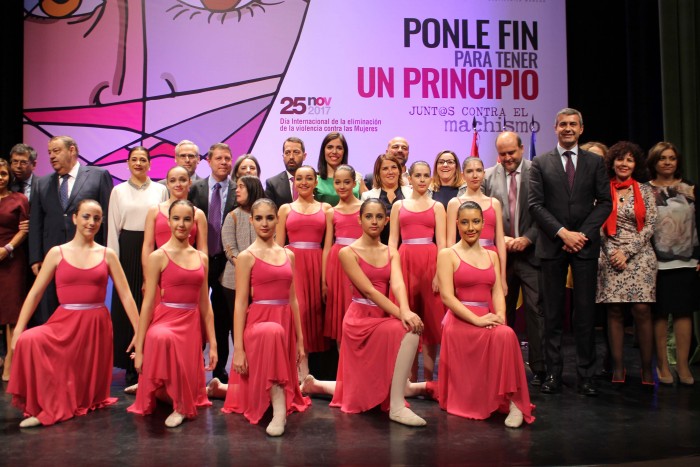 Imagen de Álvaro Gutiérrez con los partiticipantes en el acto  contra la violencia de género en Torrijos