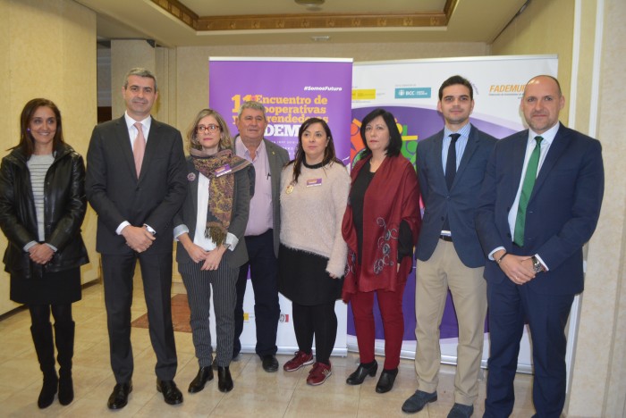 Álvaro Gutérrez con los asistentes al encuentro organizado por Fademur en Talavera