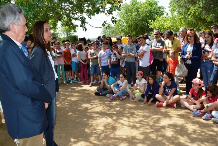 Imagen de Flora Bellón dirigiéndose a los participantes