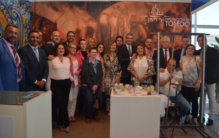 Imagen de Álvaro Gutiérrez junto a diputados provinciales y alcaldes y alcaldesas de la provincia de Toledo