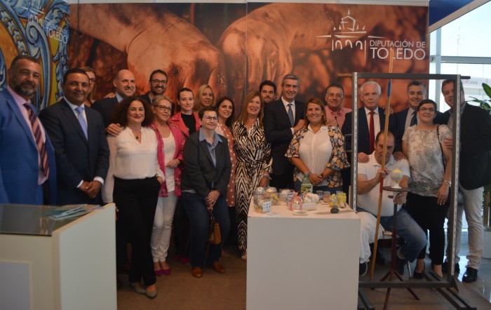 Imagen de Álvaro Gutiérrez junto a diputados provinciales y alcaldes y alcaldesas de la provincia de Toledo