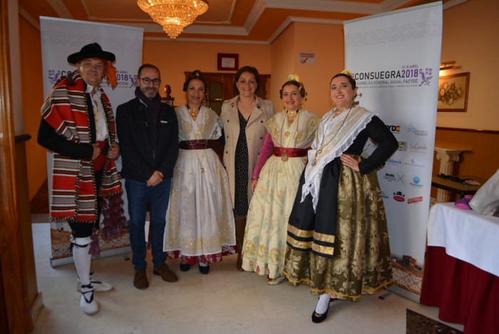 Imagen de maría Ángeles García con el grupo folclórico Les Folies de Carcaixant