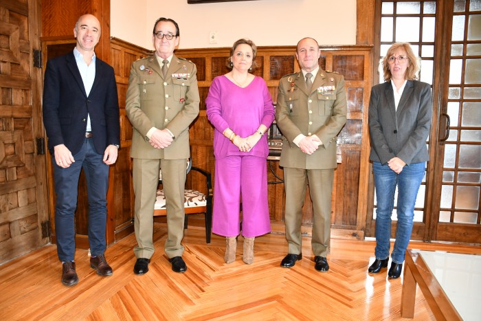 Imagen de Soledad de Frutos se reúne con el director del Museo del Ejército