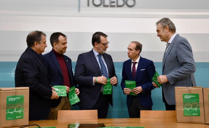 Imagen de Arias entrega folletos AECC
