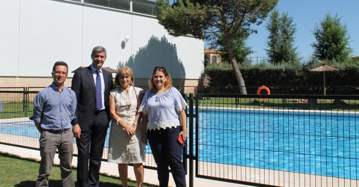 Álvaro Gutiérrez visita las obras de mejora en la piscina de San Martín de Montalbán