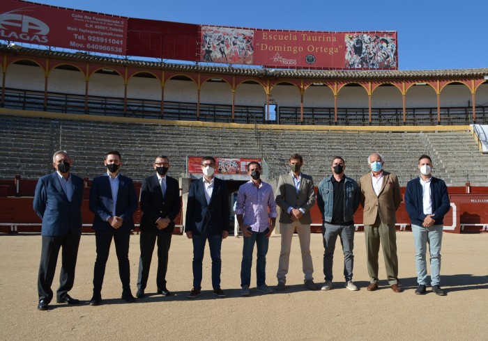 Imagen de Fernando Muñoz con los nuevos profesores