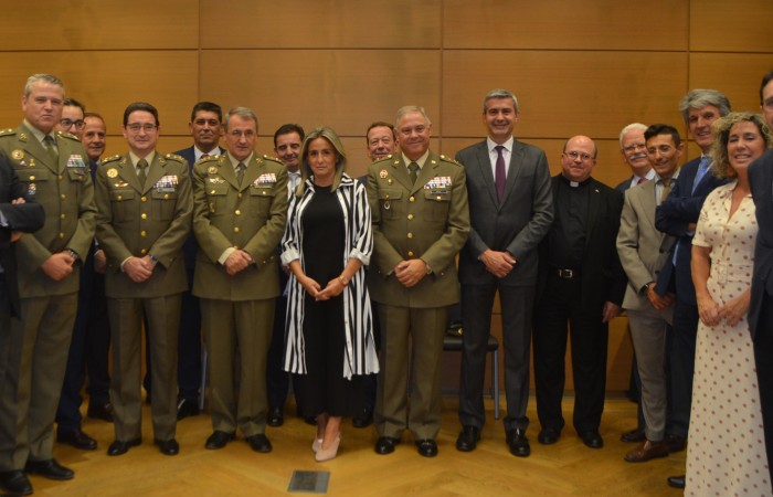 Imagen de Álvaro Gutiérrez minutos antes de iniciarse el concierto junto a las autoridades asistentes