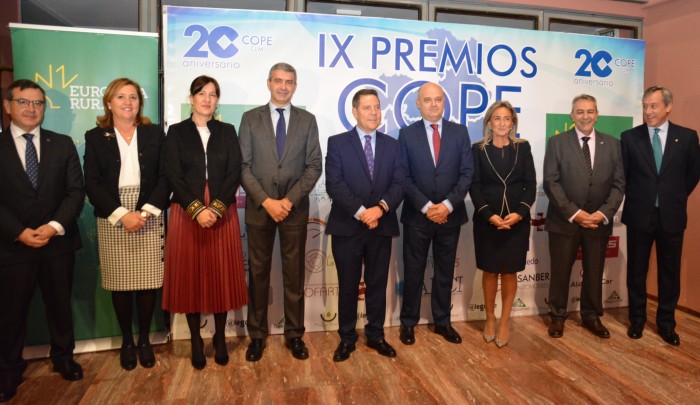 Imagen de Álvaro Gutiérrez junto a las autoridades asistentes al acto en el Teatro de Rojas de Toledo