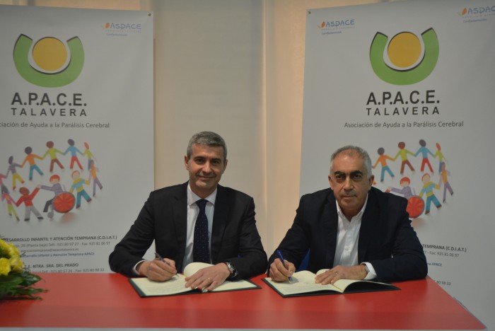 Imagen de Álvaro Gutiérrez y Ángel Mayoral firmando el convenio de colaboración