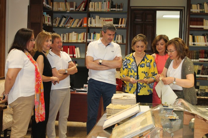 Imagen de Un momento de la visita a la exposición del Día Internacional de los Archivos