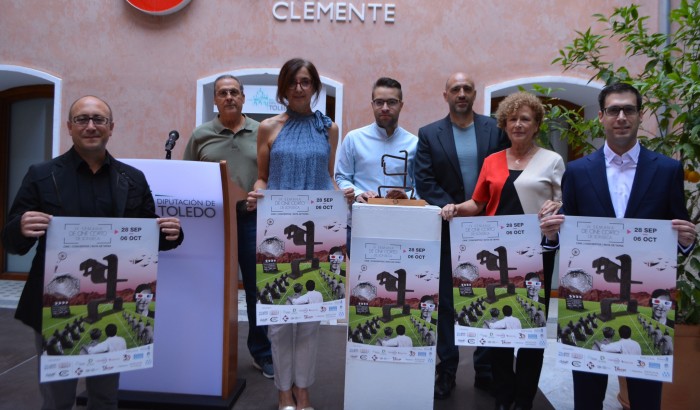 Imagen de Ana Gómez junto a los organizadores de la IV Semana de cine corto de Sonseca