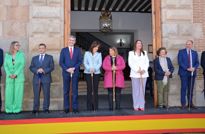 Imagen de Esperando el desfile de los pueblos