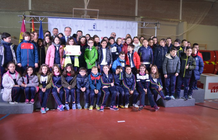 Foto de grupo con el colegio de Tomelloso