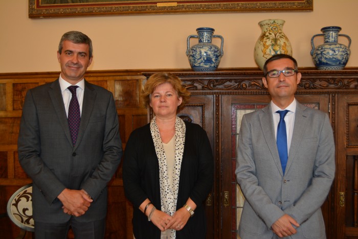 Álvaro Gutiérrez y Fernando Muñoz con la embajadora de Letonia en España