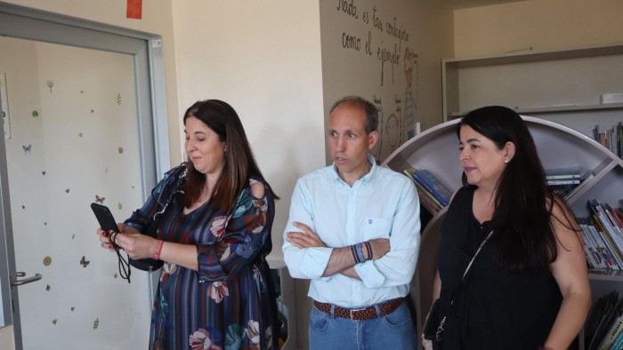 Daniel Arias visita la unidad de oncología del HUT