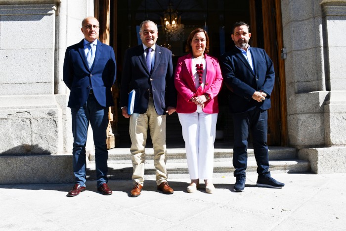 Imagen de Cedillo recibe a Gregorio en la puerta de la Diputación