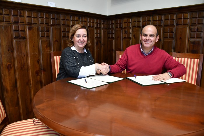 Concepción Cedillo y José Ángel Pérez firman el convenio