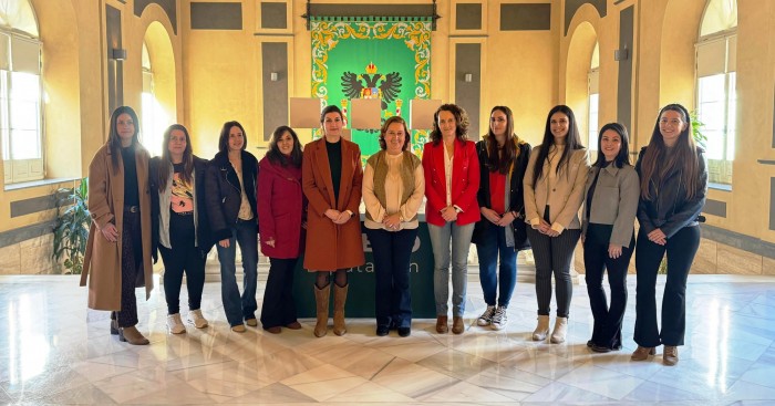 La presidenta con las agentes de igualdad de este año antes de comenzar su trabajo (Foto de archivo)