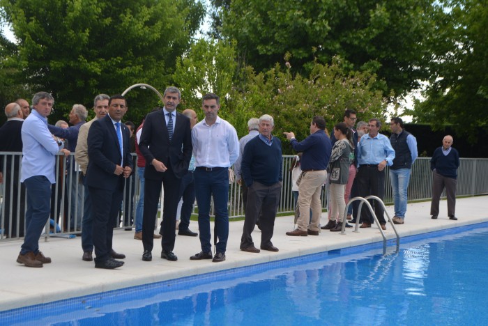 Imagen de Álvaro Gutiérrez con José Carlos Sánchez visitan las obras de la piscina reformada