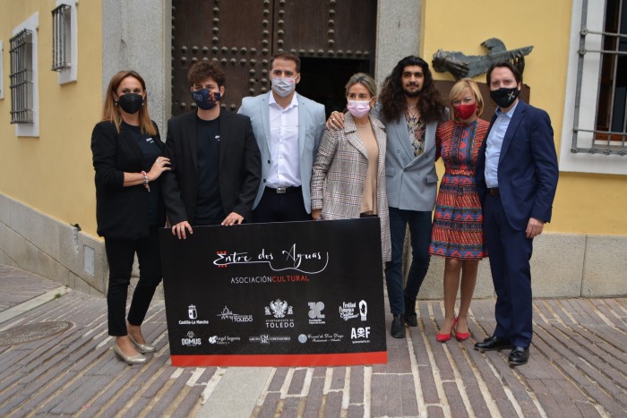 María José Gallego con las autoridades y miembros de la Asociación