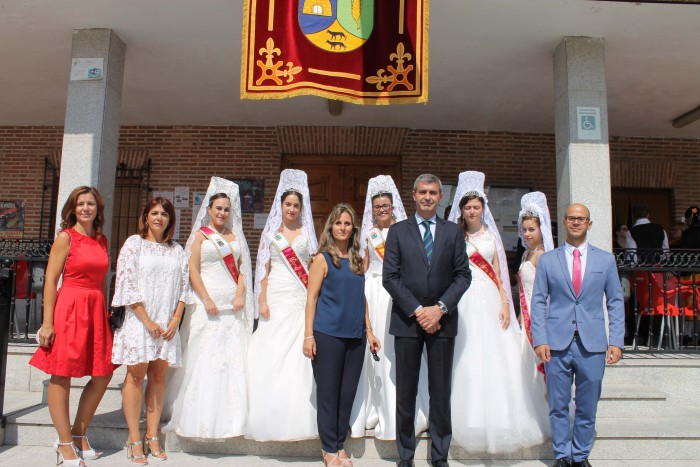 Imagen de Álvaro Gutiérrez con la alcaldesa y la reina y damas de las fiestas de Gerindote
