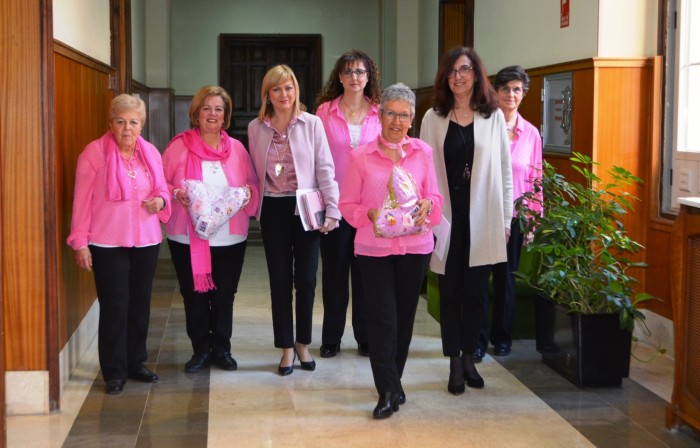 Ana Gómez y María José Gallego con las integrantes de la Asociación 