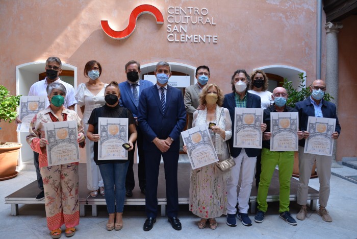 Imagen de Álvaro Gutiérrez con los premiados en el certamen cuyas obras forman la exposición Alfonso X