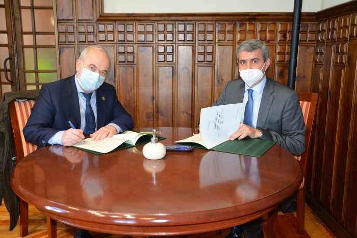 Álvaro Gutiérrez y Antonio Espíldora en la firma del convenio