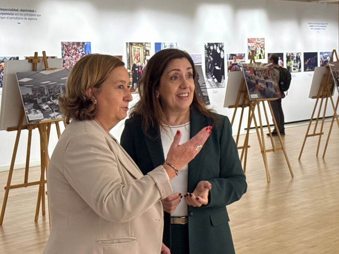 Cedillo visita la exposición de la Agencia EFE