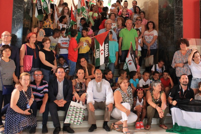 Imagen de Tomás Villarrubia con los niños y niñas saharauis y sus familias toledanas acogedoras