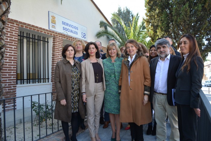 Imagen de Foto de grupo en la puerta del centro