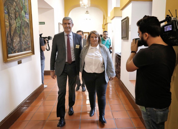 Dirigiéndose al salón de plenos