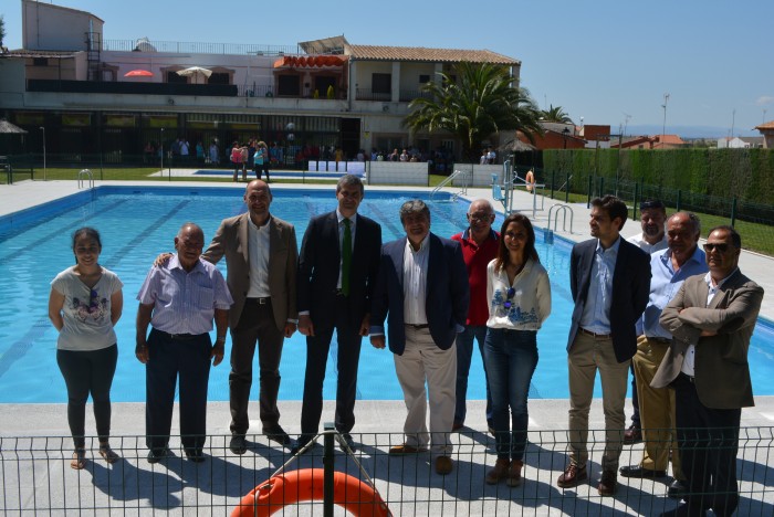 Imagen de Álvaro Gutiérrez junto a Teodoro Jiménez en la piscina municipal de Montearagón