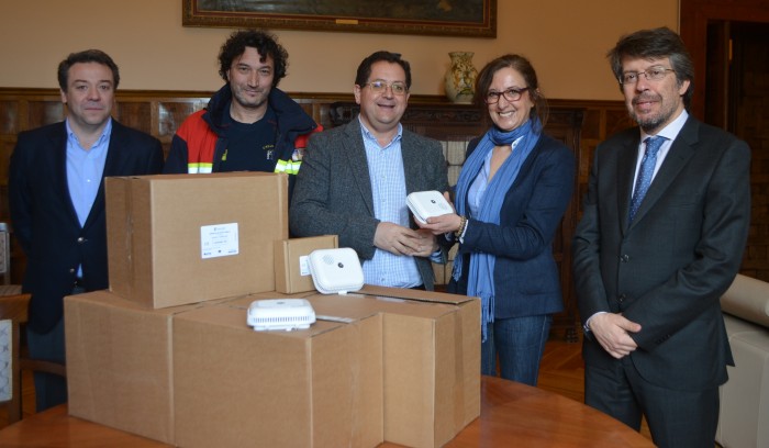 Imagen de Tomás Villarrubia entrega los detectores a la teniente de alcalde de Torrijos