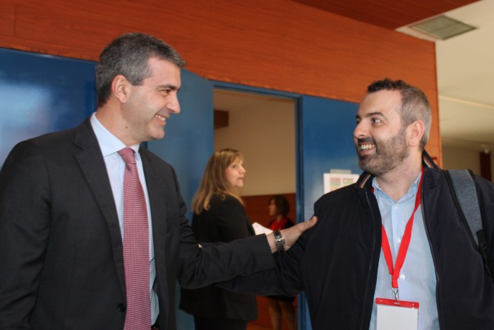 Imagen de Álvaro Gutiérrez felicitando a José Luis Arroyo