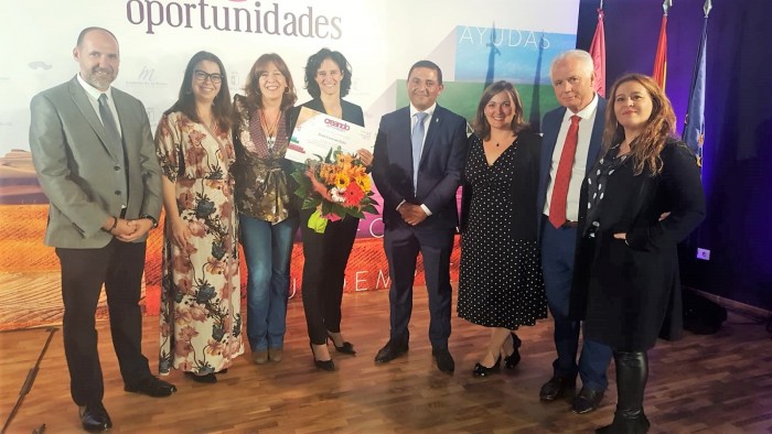 José Carlos Sánchez con la toledana galardonada Estela Cuadrado