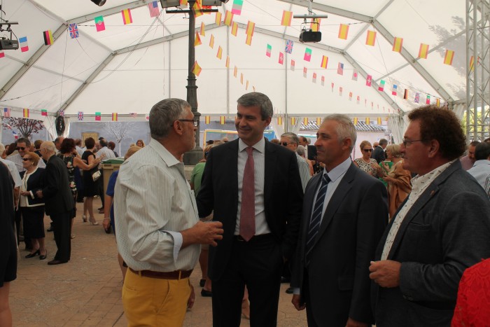 Imagen de Álvaro Gutiérrez en el animado aperitido de las fiestas de Carmena