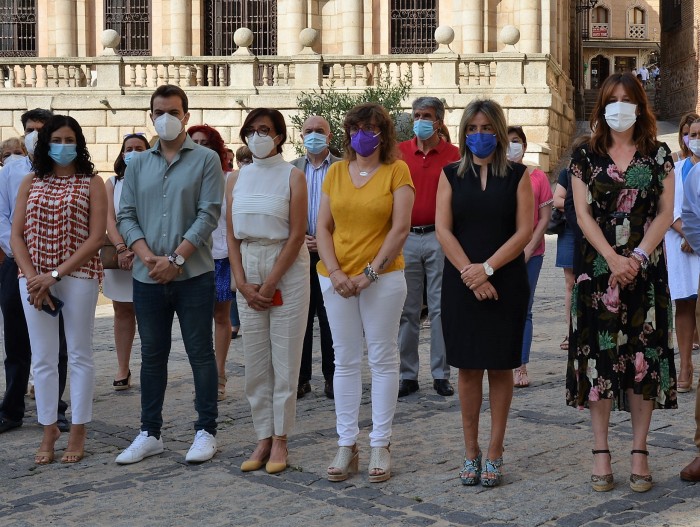 Minuto de silencio contra los asesinatos machistas frente al Ayuntamiento de Toledo