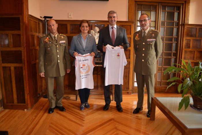 Álvaro Gutiérrez con la vicepresidenta y los mandos militares