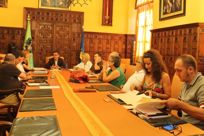 Imagen de Fernando Muñoz presidiendo la reunión de hoy de la Mesa General Negociadora Única de la Diputación