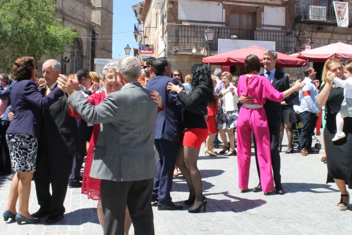 Imagen de Álvaro Gutiérrez participando en el baile en la plaza de la Constitución