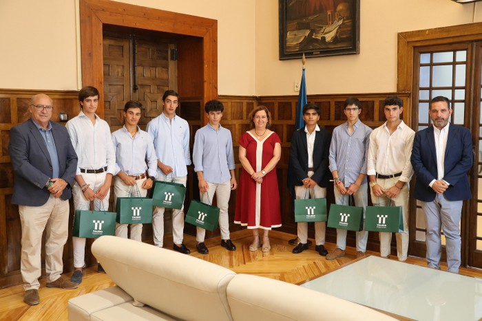 Imagen de La presidenta de la Diputación recibe a los finalistas