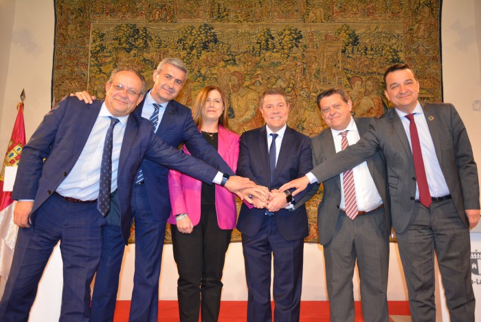 Imagen de Foto de familia en la firma de convenios de Cobisa y Cebolla para evitar riadas