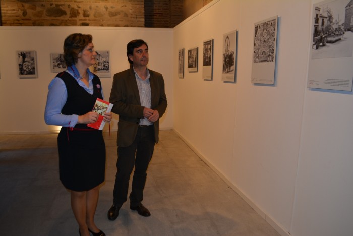 La vicepresidenta en la zona dedicada a costumbres y tradiciones de la exposición