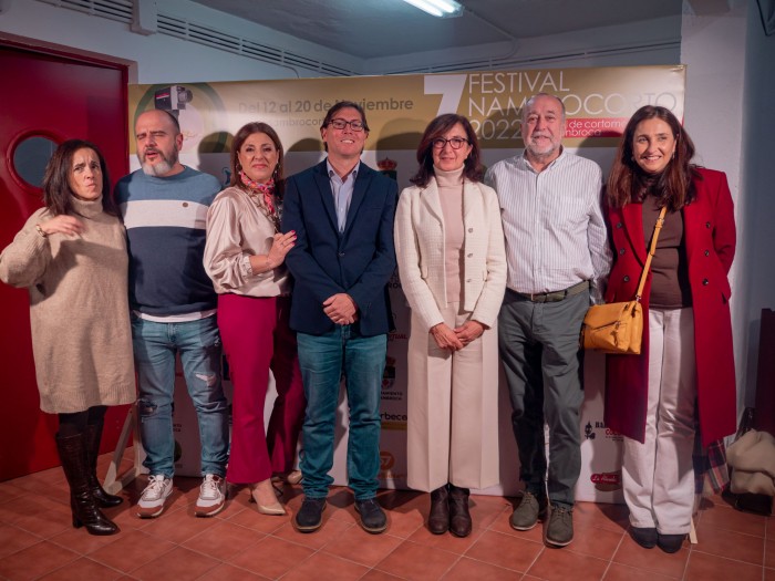 Imagen de Ana Gómez con el alcalde y miembros del Ayuntamiento
