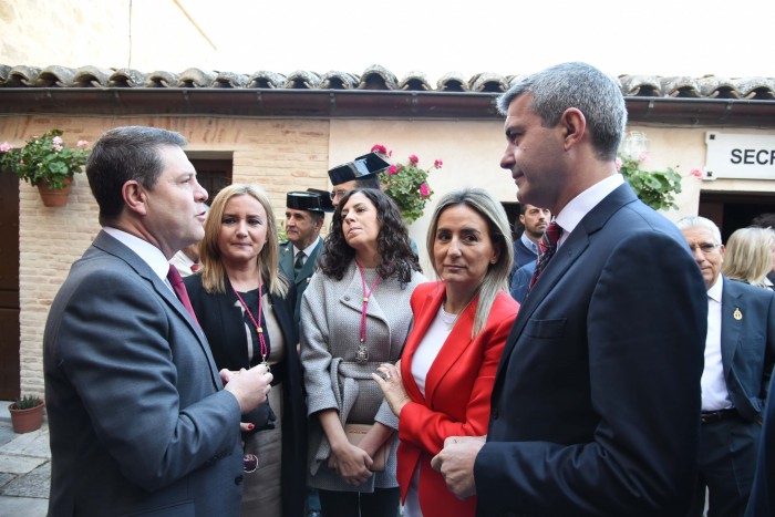 Imagen de Álvaro Gutiérrez conversa con Emiliano García-Page junto a Milagros Tolón